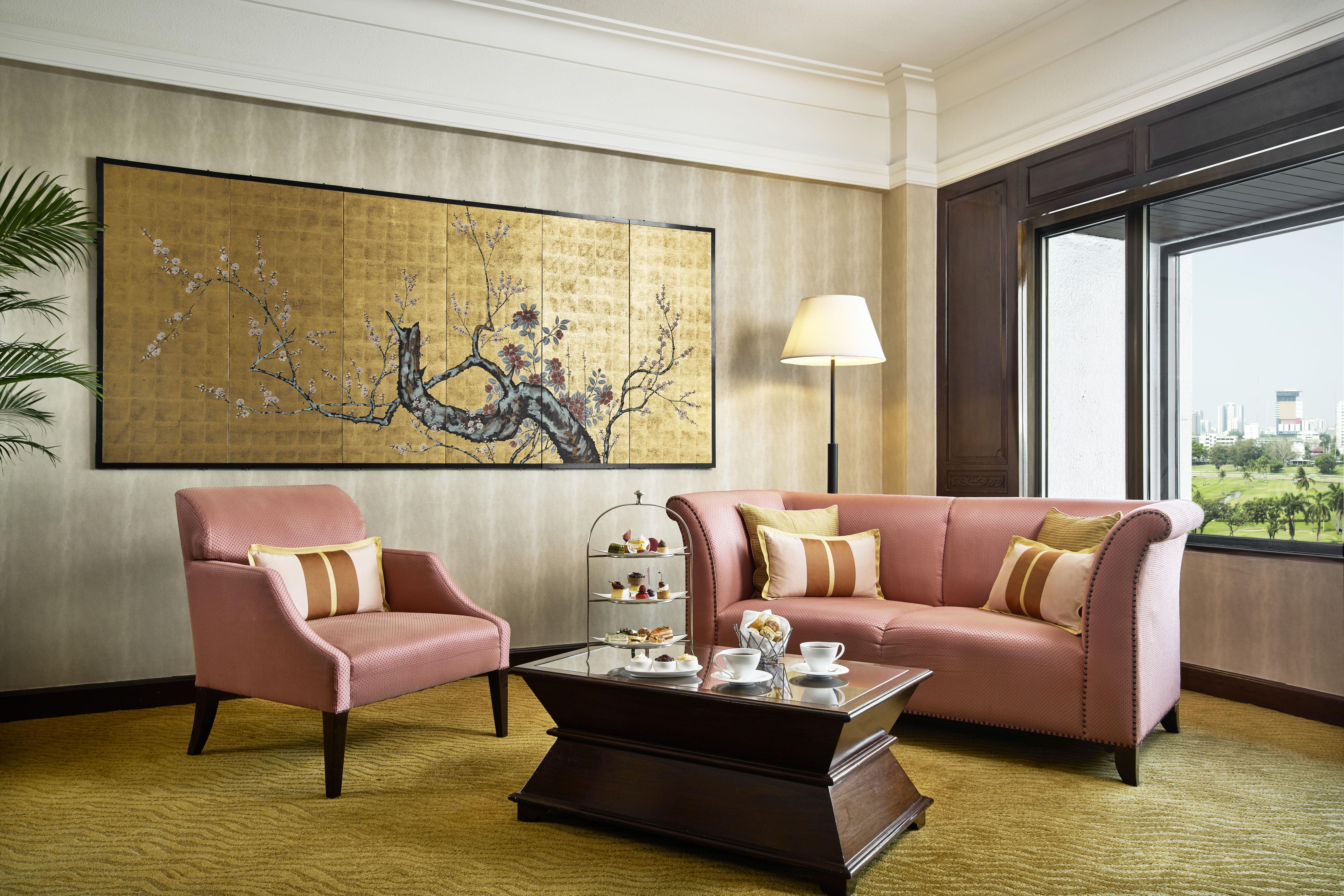 Anantara Siam Bangkok Hotel Eksteriør bilde A living room in a suite at the Mandarin Oriental, Beijing