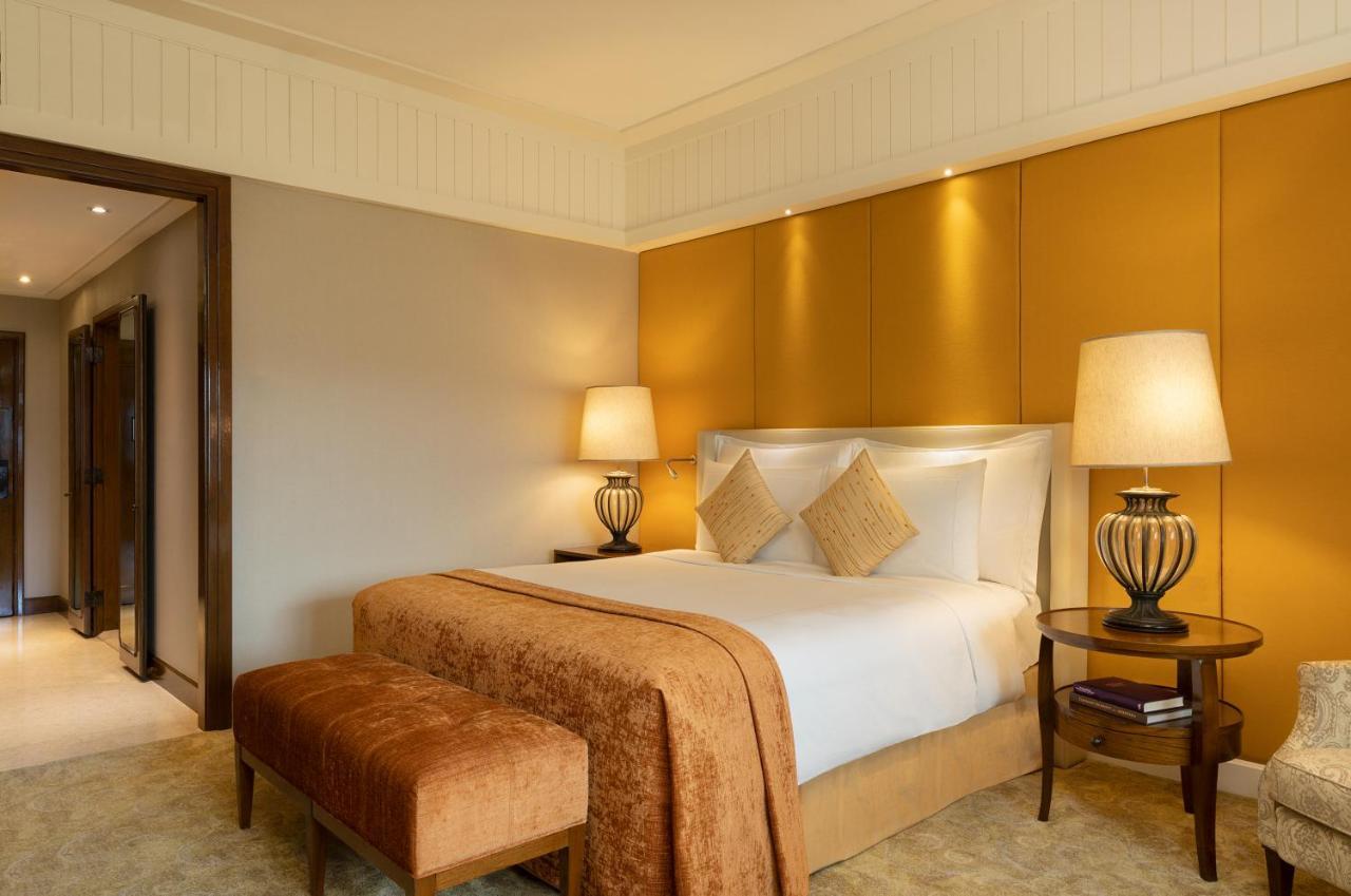 Anantara Siam Bangkok Hotel Eksteriør bilde A bedroom at the Taj Mahal Palace