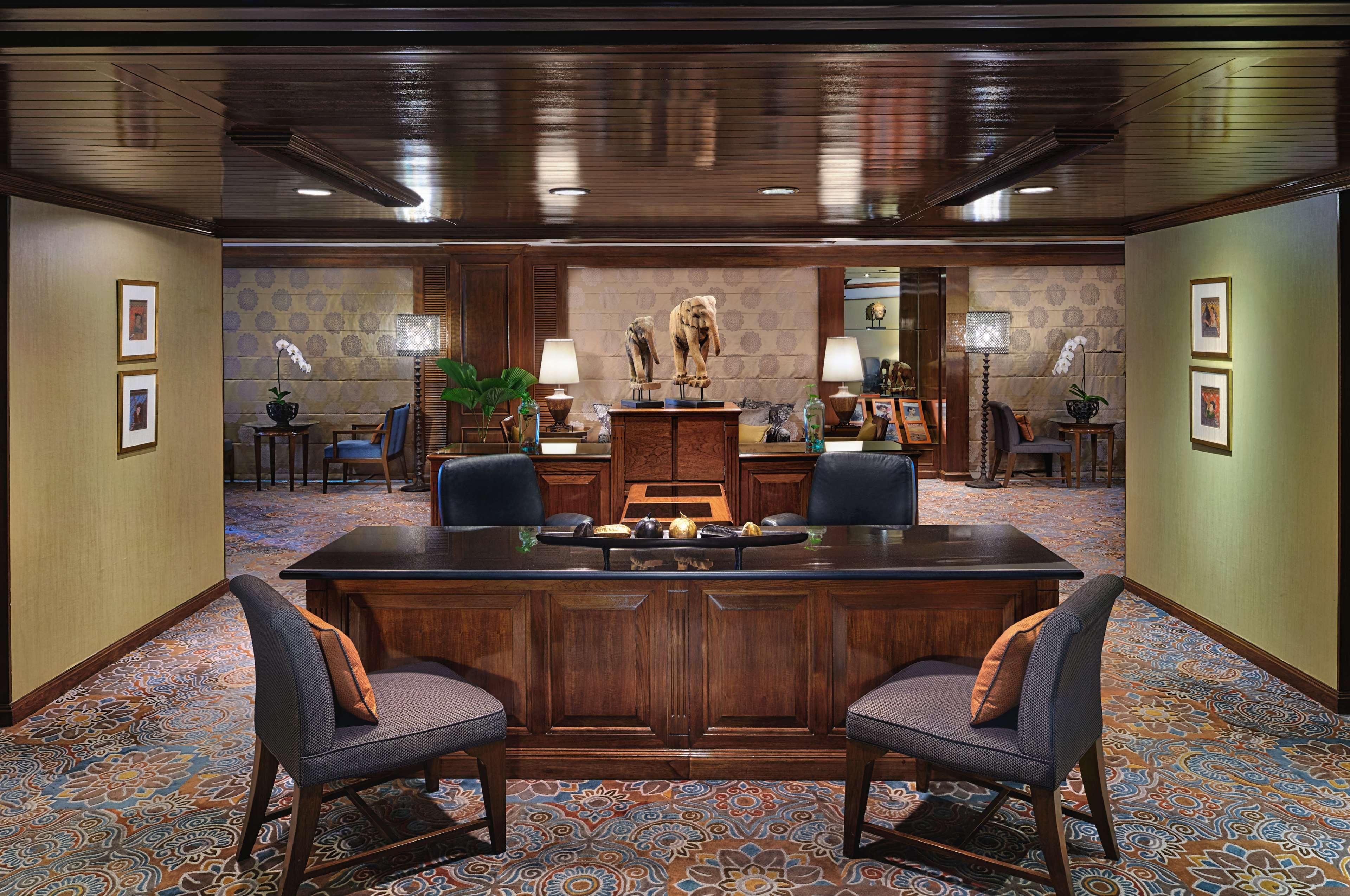 Anantara Siam Bangkok Hotel Eksteriør bilde The Concierge Desk at the Four Seasons Hotel, Hong Kong