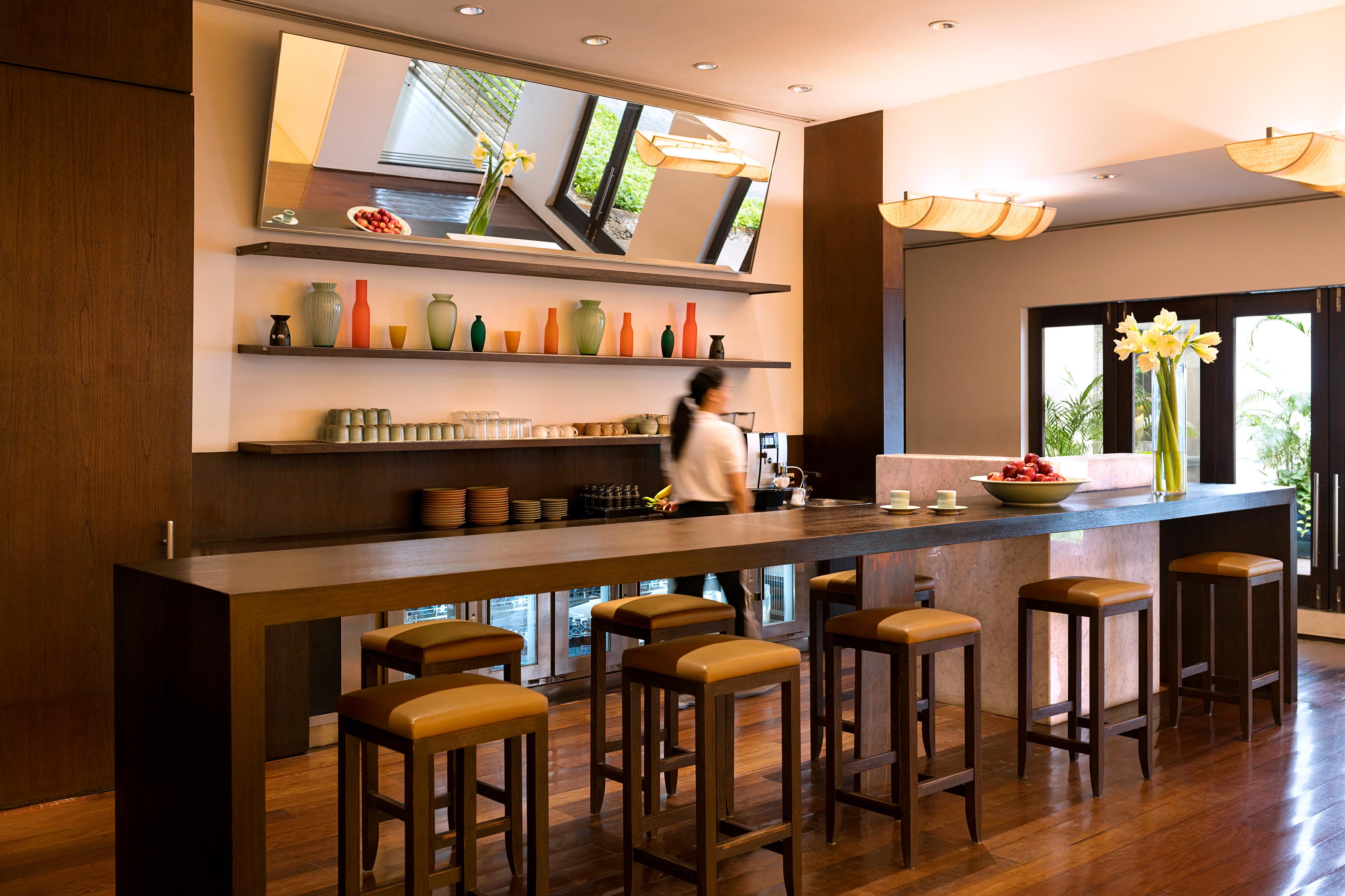 Anantara Siam Bangkok Hotel Eksteriør bilde A bar at a hotel