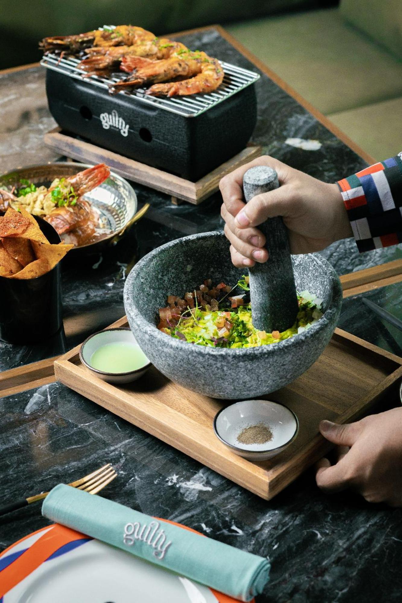 Anantara Siam Bangkok Hotel Eksteriør bilde A mortar and pestle in use