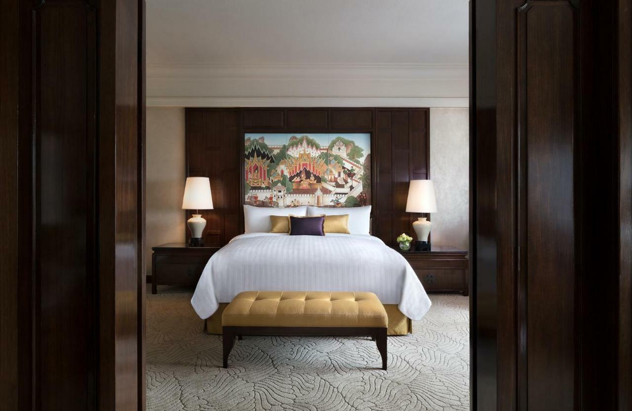 Anantara Siam Bangkok Hotel Eksteriør bilde A bedroom at the Four Seasons Hotel